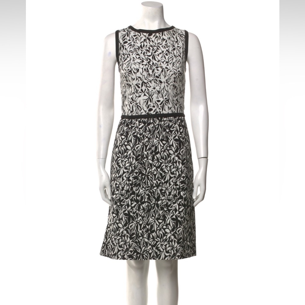 Oscar de la Renta
2017 Knee-Length Dress
US 6